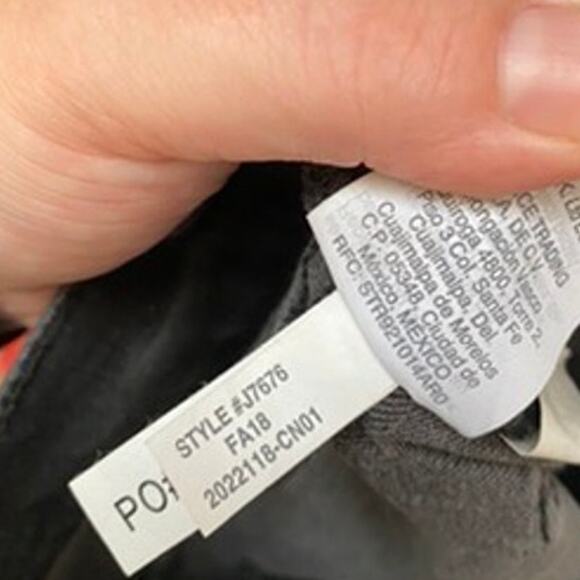 Madewell Petite 9" Mid-Rise Skinny Jean in Berkeley Black Button-Through Edition - Picture 16 of 16